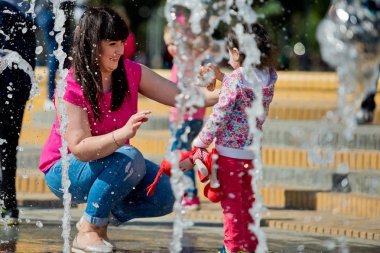 Anne ve kızı çeşme oynuyorlar. Anneler günü.