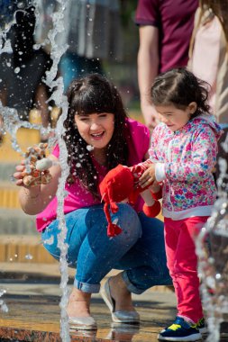 Anne ve kızı çeşme oynuyorlar. Anneler günü.