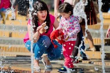 Anne ve kızı çeşme oynuyorlar. Anneler günü.