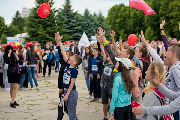 Vinnycja, Ukrajina - 27. května 2017: Roční City Run "Vinnycja běží". Dav dětí kreslí své ruce do fáze. — Stock fotografie