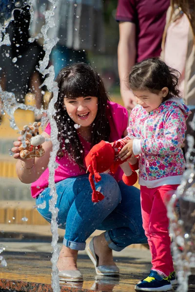 Anne ve kızı çeşme oynuyorlar. Anneler günü.