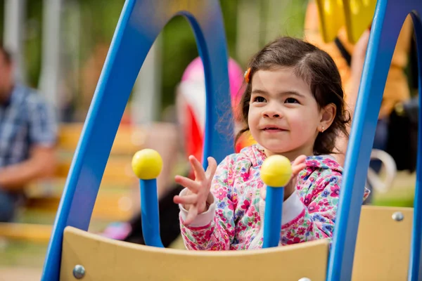 小さな女の子は公園内のアトラクションで投げています。母の日. — ストック写真