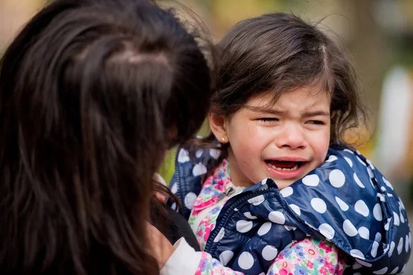 Uma menina está chorando em seus braços. Dia das Mães . — Fotografia de Stock