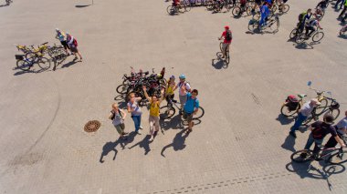 Vinnytsia Ukrayna - 28 Mayıs 2017: Yıllık all-Ukraynaca döngüsü. Bir grup Bisiklet dağcılardan bitirmek yarıştan sonra toplandı. Havadan görünümü.
