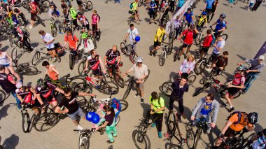 Vinnytsia Ukrayna - 28 Mayıs 2017: Yıllık all-Ukraynaca döngüsü. Bir grup Bisiklet dağcılardan bitirmek yarıştan sonra toplandı. Havadan görünümü.