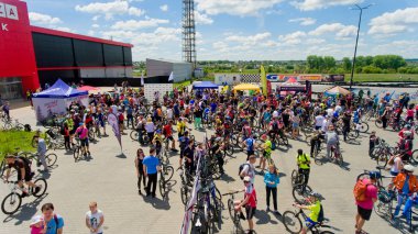 Vinnytsia Ukrayna - 28 Mayıs 2017: Yıllık all-Ukraynaca döngüsü. Bir grup Bisiklet dağcılardan bitirmek yarıştan sonra toplandı. Havadan görünümü.