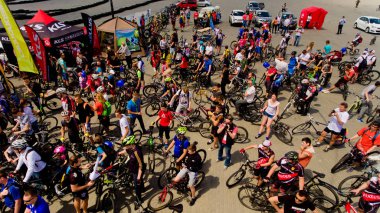 Vinnytsia Ukrayna - 28 Mayıs 2017: Yıllık all-Ukraynaca döngüsü. Bir grup Bisiklet dağcılardan bitirmek yarıştan sonra toplandı. Havadan görünümü.