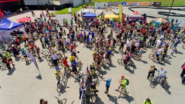 Vinnytsia Ukrayna - 28 Mayıs 2017: Yıllık all-Ukraynaca döngüsü. Bir grup Bisiklet dağcılardan bitirmek yarıştan sonra toplandı. Havadan görünümü.