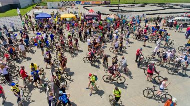Vinnytsia Ukrayna - 28 Mayıs 2017: Yıllık all-Ukraynaca döngüsü. Bir grup Bisiklet dağcılardan bitirmek yarıştan sonra toplandı. Havadan görünümü.