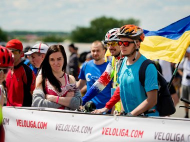 Vinnytsia Ukrayna - 28 Mayıs 2017: Yıllık all-Ukraynaca döngüsü. Bir grup Bisiklet dağcılardan bitirmek yarıştan sonra toplandı..