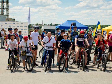 Vinnytsia Ukrayna - 28 Mayıs 2017: Yıllık all-Ukraynaca döngüsü. Bir grup Bisiklet dağcılardan bitirmek yarıştan sonra toplandı..