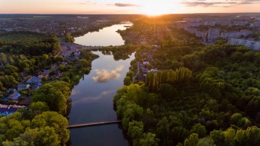 Gün batımı göl şehrin üzerinde. Havadan görünümü.