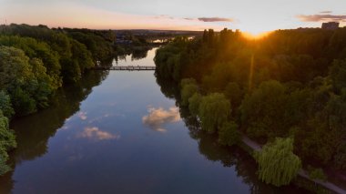 Sunset Park göl üzerinde. Havadan görünümü.