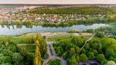 Gün batımı göl şehrin üzerinde. Havadan görünümü.