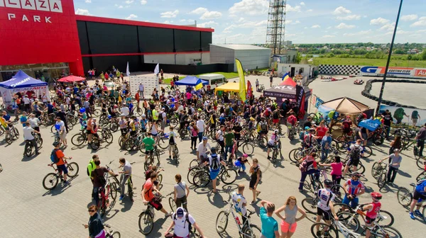 Vinnytsia Ukrayna - 28 Mayıs 2017: Yıllık all-Ukraynaca döngüsü. Bir grup Bisiklet dağcılardan bitirmek yarıştan sonra toplandı. Havadan görünümü.