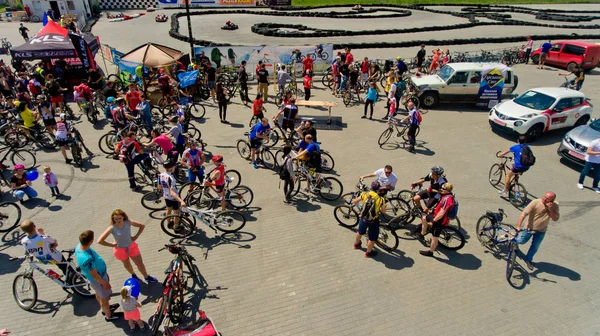 Winnica Ukraina - 28 maja 2017: Roczny cykl all ukraińskiego. Grupa rowerowa wspinaczy zebrała się na mecie po wyścigu. Widok z lotu ptaka. — Zdjęcie stockowe
