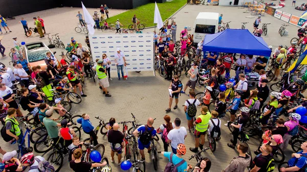 Vinnytsia Ucrânia - 28 de maio de 2017: ciclo anual todo ucraniano. Um grupo de ciclistas se reuniu no final após a corrida. Vista aérea . — Fotografia de Stock