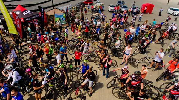 Vinnytsia Ukrayna - 28 Mayıs 2017: Yıllık all-Ukraynaca döngüsü. Bir grup Bisiklet dağcılardan bitirmek yarıştan sonra toplandı. Havadan görünümü.