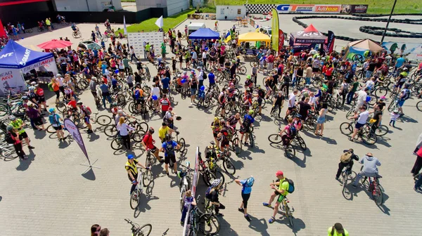 Vinnytsia Ukrayna - 28 Mayıs 2017: Yıllık all-Ukraynaca döngüsü. Bir grup Bisiklet dağcılardan bitirmek yarıştan sonra toplandı. Havadan görünümü.