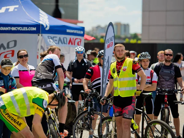 Vinnytsia Ukrayna - 28 Mayıs 2017: Yıllık all-Ukraynaca döngüsü. Bir grup Bisiklet dağcılardan bitirmek yarıştan sonra toplandı..