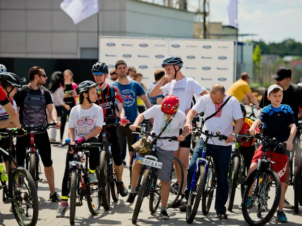 Vinnytsia ukraine - 28. Mai 2017: alljährlicher ukrainischer Zyklus. Eine Gruppe von Fahrradkletterern versammelte sich nach dem Rennen im Ziel. — Stockfoto