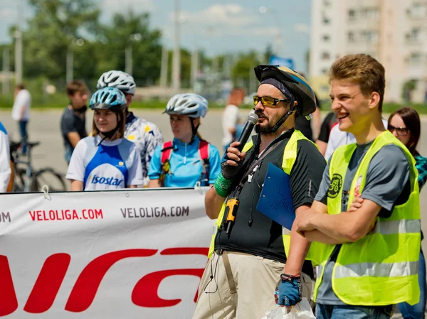 Vinnytsia Ukrayna - 28 Mayıs 2017: Yıllık all-Ukraynaca döngüsü. Bir adam bir bisiklet kask içinde bir mikrofon ile konuşma konuşuyor.