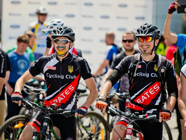 Vinnytsia Ukraine - 28 mai 2017 : Cycle annuel entièrement ukrainien. Deux participants de la course cycliste attendent le début de la compétition . — Photo