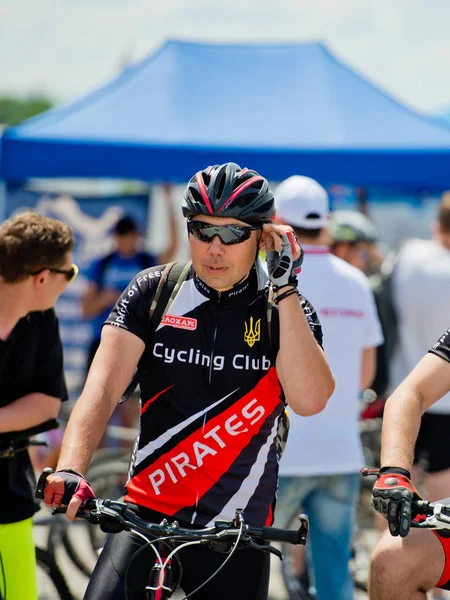 Vinnytsia Ukrayna - 28 Mayıs 2017: Yıllık all-Ukraynaca döngüsü. Bisiklet Yarışı erkekte başlaması için hazırlanıyor.