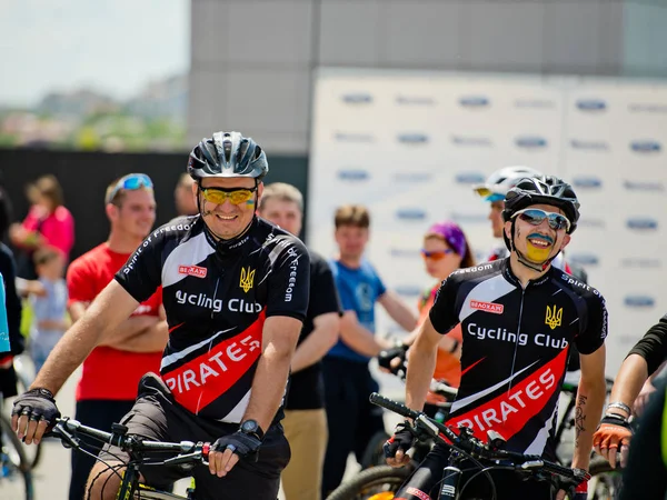 Vinnytsia Ukrayna - 28 Mayıs 2017: Yıllık all-Ukraynaca döngüsü. Bisiklet yarışı iki katılımcılar Yarışmanın Başlat için bekliyor.