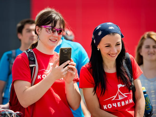 Vinnytsia Ukrayna - 28 Mayıs 2017: Yıllık all-Ukraynaca döngüsü. Güzel kızlar almak pitoresk-in Bisiklet Maratonu katılımcılar kendi cep telefonlarında.