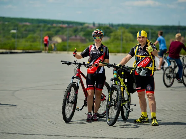 Vinnytsia Ucraina - 28 maggio 2017: Ciclo annuale tutto ucraino. Una ragazza e un ragazzo con le loro biciclette . — Foto Stock