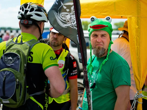 Vinnytsia Ukrayna - 28 Mayıs 2017: Yıllık all-Ukraynaca döngüsü. Kurbağa kostümlü bir sakallı bir adam kameraya benziyor.