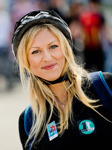 Vinnytsia Ukrayna - 28 Mayıs 2017: Yıllık all-Ukraynaca döngüsü. Bisiklete binme bir kask içinde güzel bir kızın portresi. Yakın çekim.