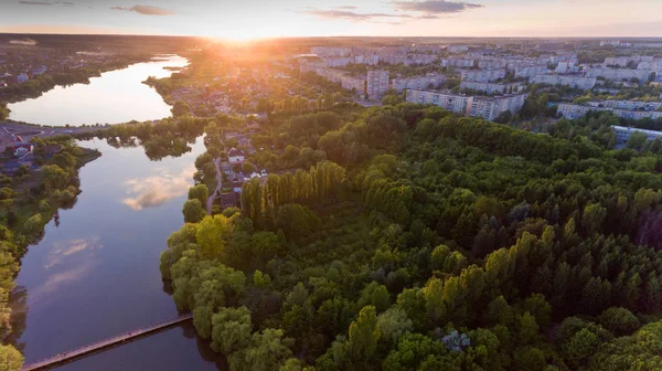 Tramonto sul lago in città. Vista aerea . — Foto Stock