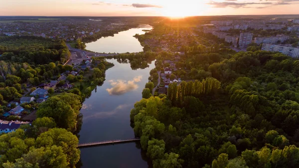 Gün batımı göl şehrin üzerinde. Havadan görünümü.