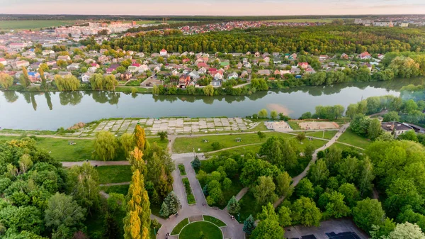 Gün batımı göl şehrin üzerinde. Havadan görünümü.