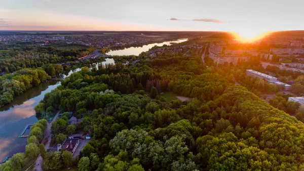 Tramonto sul lago in città. Vista aerea . — Foto Stock