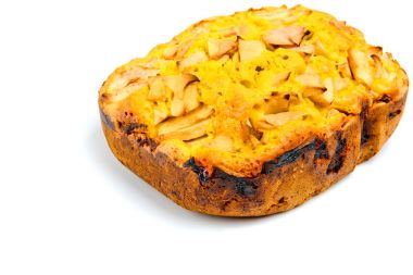 Taze ekmek. Beyaz arka plan üzerinde izole elma ile pişmiş pasta.