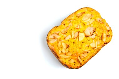 Taze ekmek. Beyaz arka plan üzerinde izole elma ile pişmiş pasta.