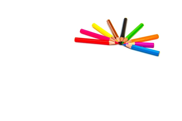 Wielokolorowe ołówki izolowane na białym tle. — Zdjęcie stockowe