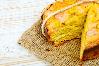 Taze ekmek. Beyaz ahşap zemin üzerinde çul üzerinde elma ile pişmiş pasta close-up. Rustik tarzı.