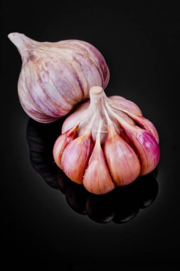 Taze sarımsak ampuller siyah bir zemin üzerine.