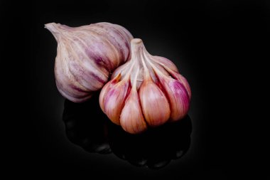 Taze sarımsak ampuller siyah bir zemin üzerine.