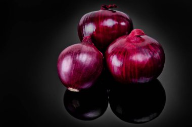 Siyah zemin üzerine arpacık soğan ampul yansıtacak.