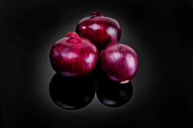 Siyah zemin üzerine arpacık soğan ampul yansıtacak.