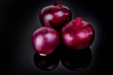 Siyah zemin üzerine arpacık soğan ampul yansıtacak.