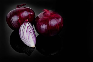 Kırmızı soğan ve yansıtmak siyah zemin üzerine yarım dilim.