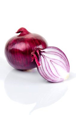 Kırmızı soğan ve yansıtmak beyaz zemin üzerine yarım dilim.