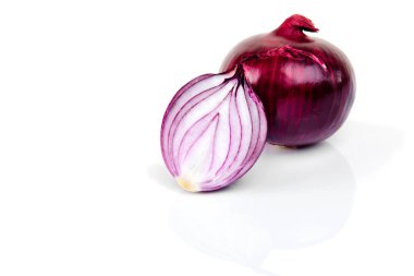 Kırmızı soğan ve yansıtmak beyaz zemin üzerine yarım dilim.