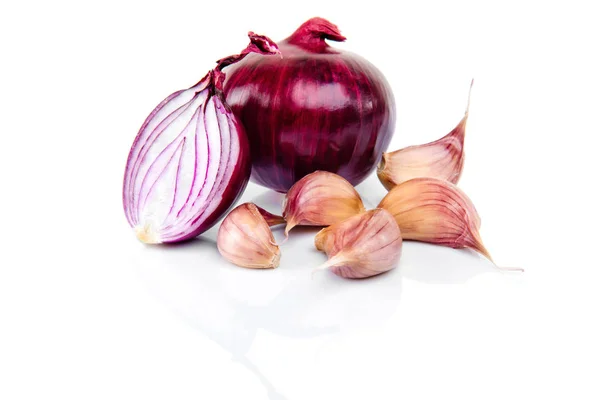 Red onion, garlic and half slice on white isolated background with reflect. — Stock Photo, Image